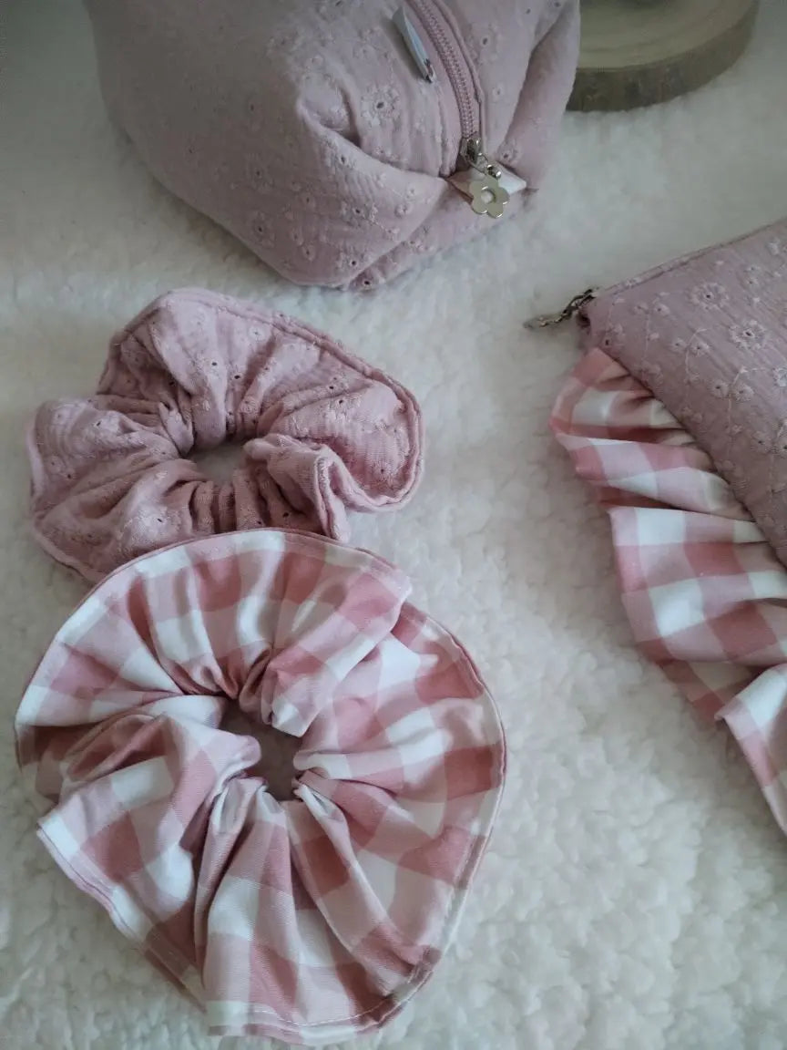 Conjunto Necessaire + Scrunchies + Bolsa para E-reader – Musselina Bordada Rosa Velho - Meu Pé de Maçã 