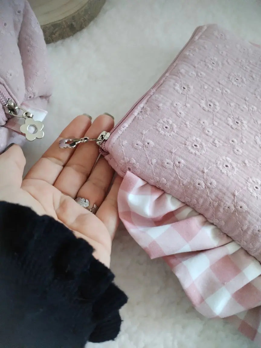 Conjunto Necessaire + Scrunchies + Bolsa para E-reader – Musselina Bordada Rosa Velho - Meu Pé de Maçã 