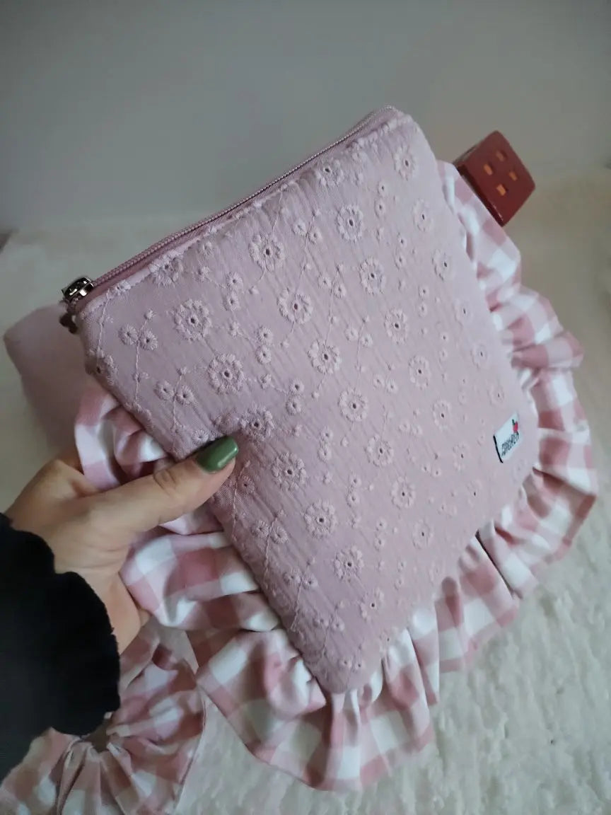 Conjunto Necessaire + Scrunchies + Bolsa para E-reader – Musselina Bordada Rosa Velho - Meu Pé de Maçã 