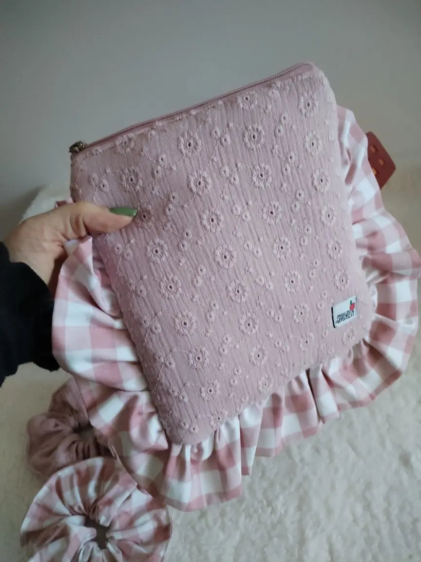 Conjunto Necessaire + Scrunchies + Bolsa para E-reader – Musselina Bordada Rosa Velho - Meu Pé de Maçã 
