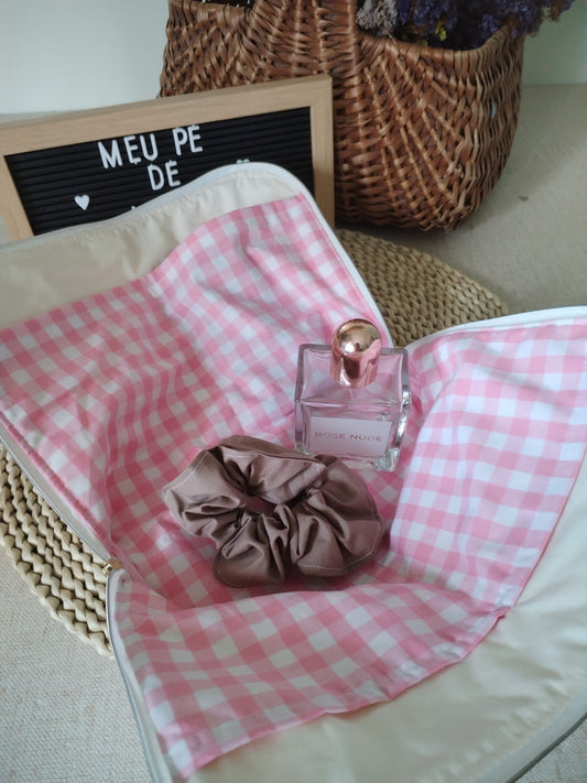 Necessaire de Viagem para Mães – Elegância e Praticidade no Seu Ritmo - Floral Rosa - Meu Pé de Maçã 