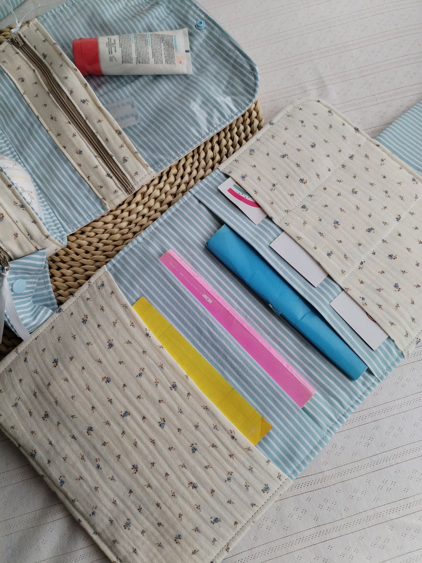 Conjunto Bolsa fraldas e toalhitas, muda fraldas e porta documentos - Musselina Floral Azul Claro