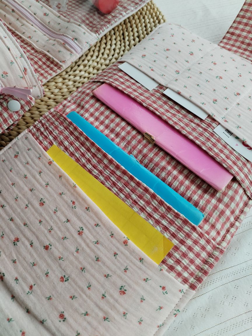 Conjunto Bolsa fraldas e toalhitas, muda fraldas e porta documentos - Musselina Floral Rosa