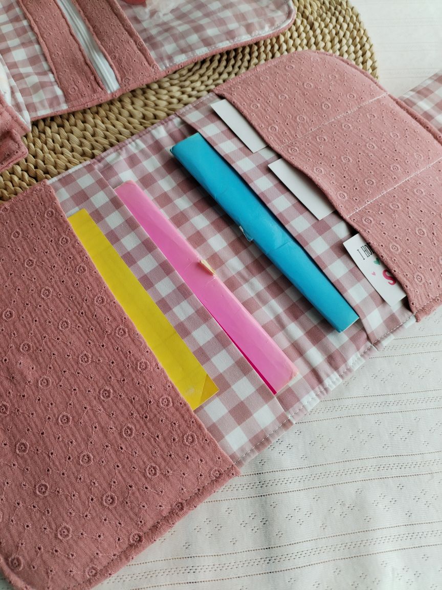 Conjunto Bolsa fraldas e toalhitas, muda fraldas e porta documentos - Musselina Bordada Floral Rosa Velho Escuro