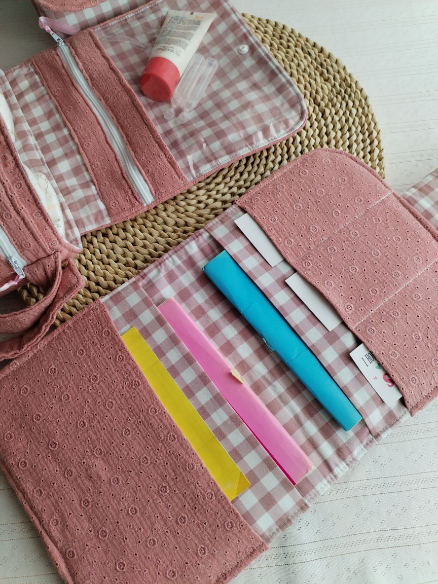 Conjunto Bolsa fraldas e toalhitas, muda fraldas e porta documentos - Musselina Bordada Floral Rosa Velho Escuro