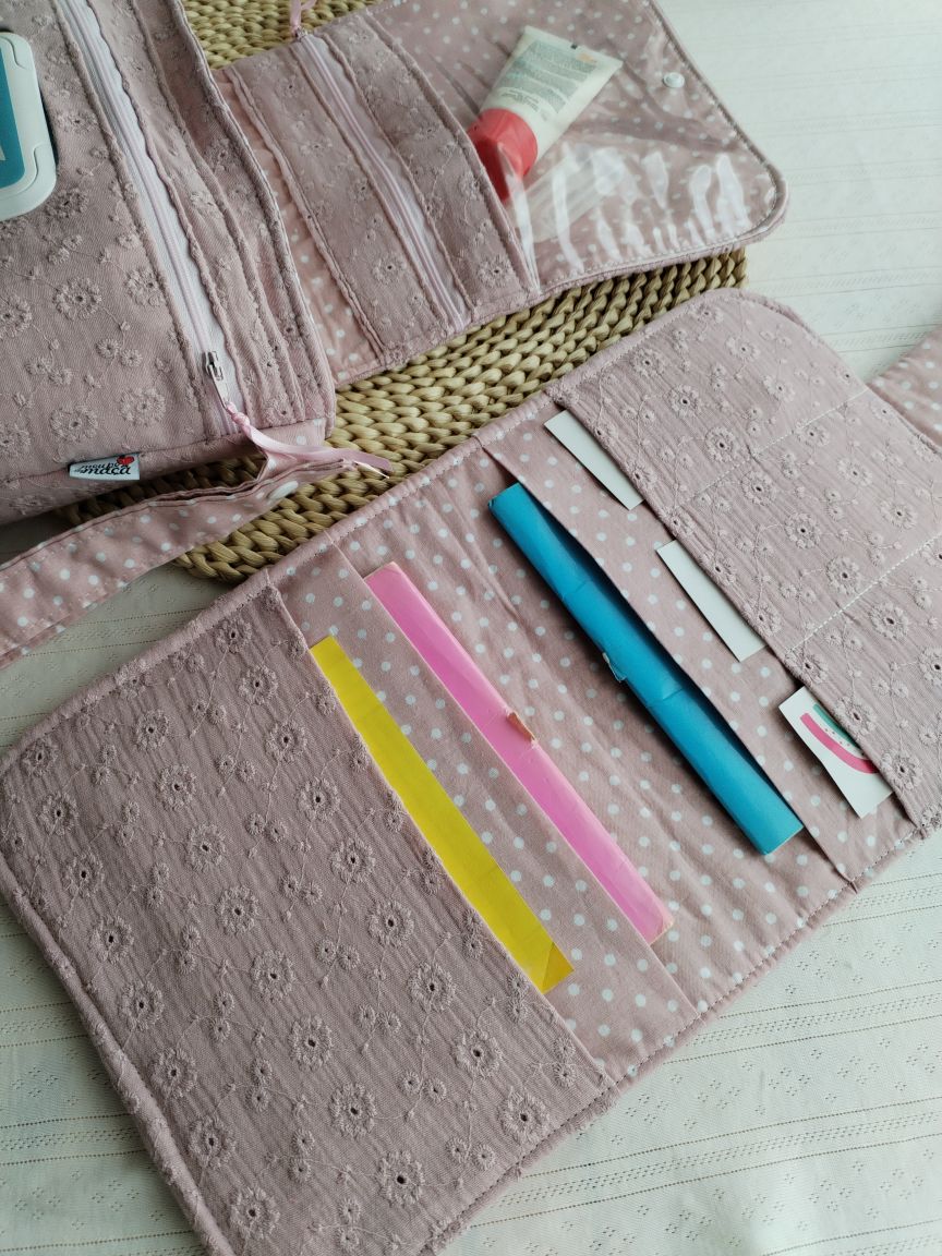 Conjunto Bolsa fraldas e toalhitas, muda fraldas e porta documentos - Musselina Bordada Floral Rosa Velho Claro