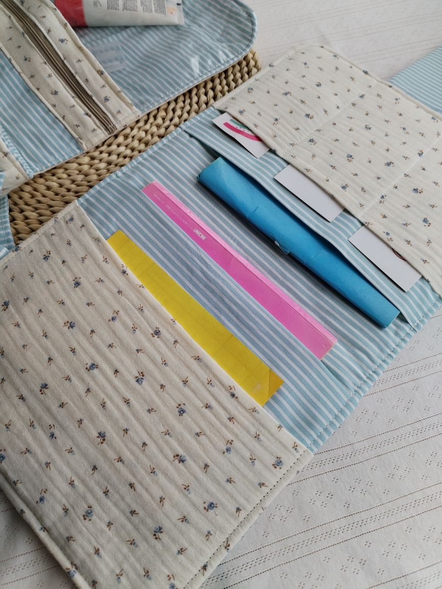 Conjunto Bolsa fraldas e toalhitas, muda fraldas e porta documentos - Musselina Floral Azul Claro