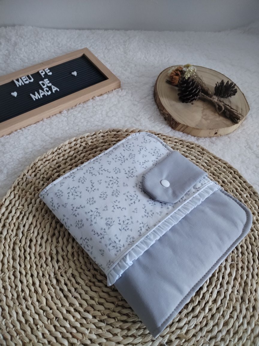 Porta Documentos do Bebé - Floral Cinza - Meu Pé de Maçã 