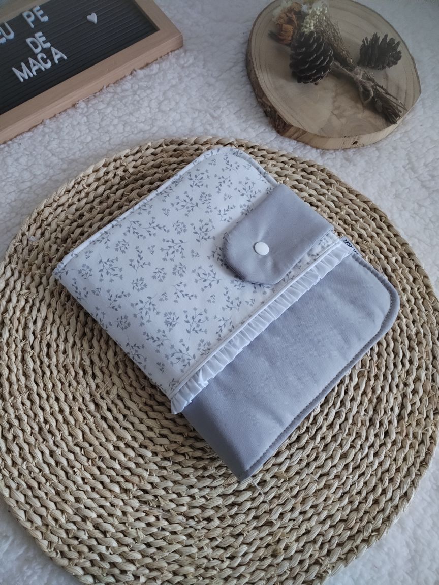 Porta Documentos do Bebé - Floral Cinza - Meu Pé de Maçã 