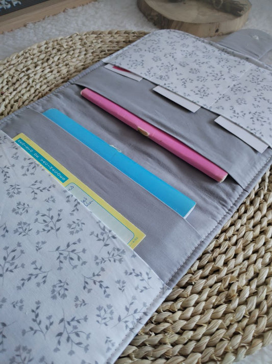 Porta Documentos do Bebé - Floral Cinza - Meu Pé de Maçã 