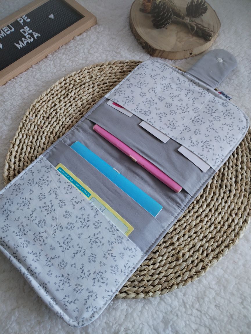 Porta Documentos do Bebé - Floral Cinza - Meu Pé de Maçã 