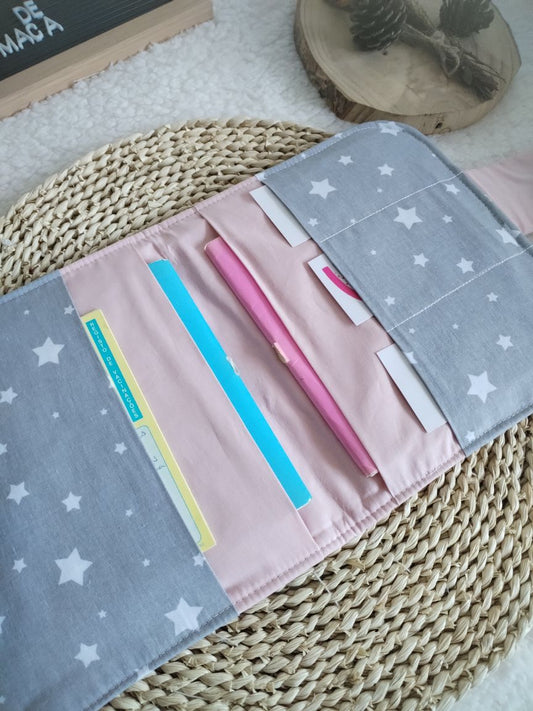 Porta Documentos do Bebé - Estrelas Cinza e Rosa - Meu Pé de Maçã 