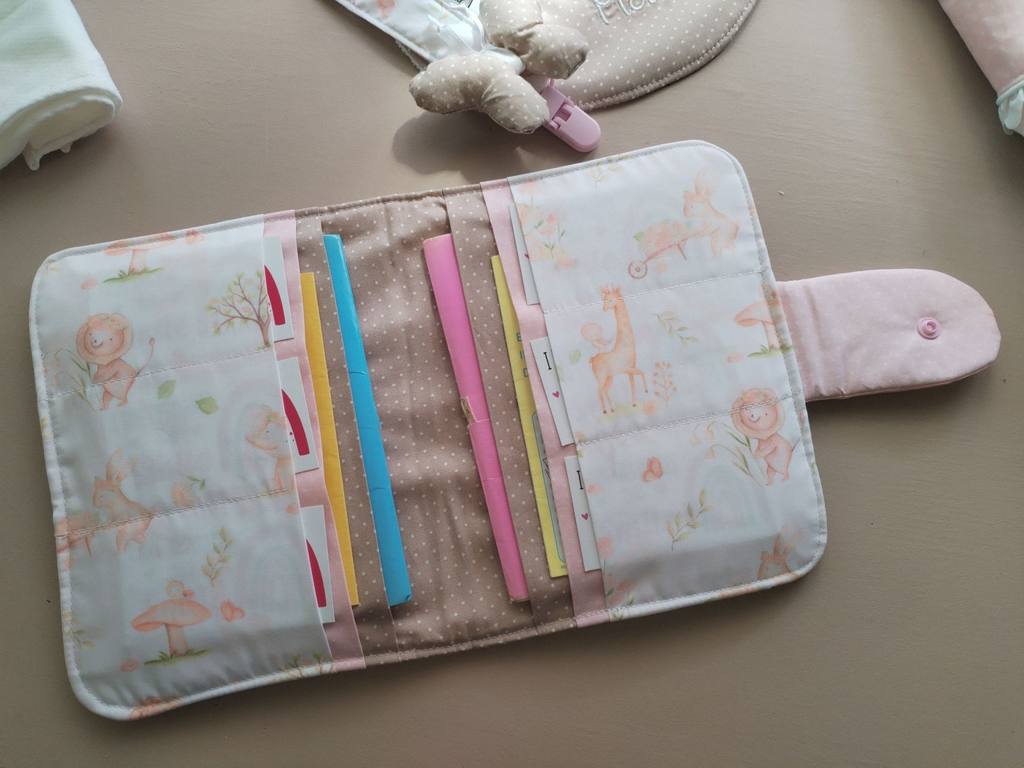 Atenção aos Detalhes - Porta Documentos Duplo para Irmãos - Personalizado - Meu Pé de Maçã 