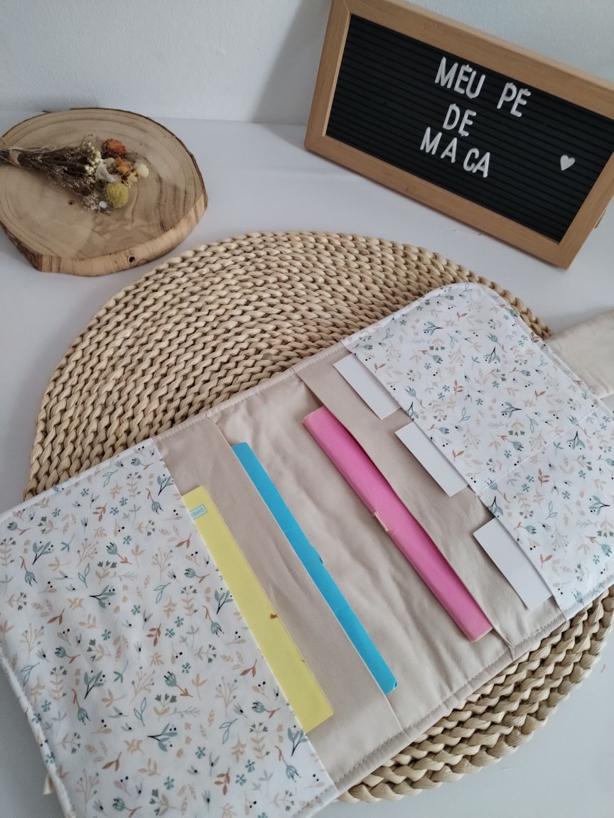 Porta documentos bebé artesanal em tecido floral, interior com abas