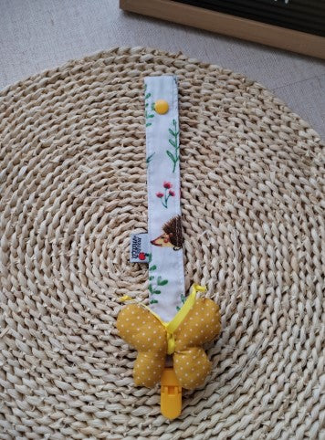 Fita Prende-chupeta com aplicação - Borboleta - Meu Pé de Maçã 