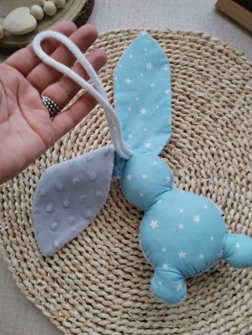 Coelhinho prende chupeta - Meu Pé de Maçã 