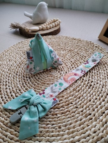 Conjunto Bolsa para chupeta e fita prende chupeta com aplicação - Floral Verde água - Meu Pé de Maçã 