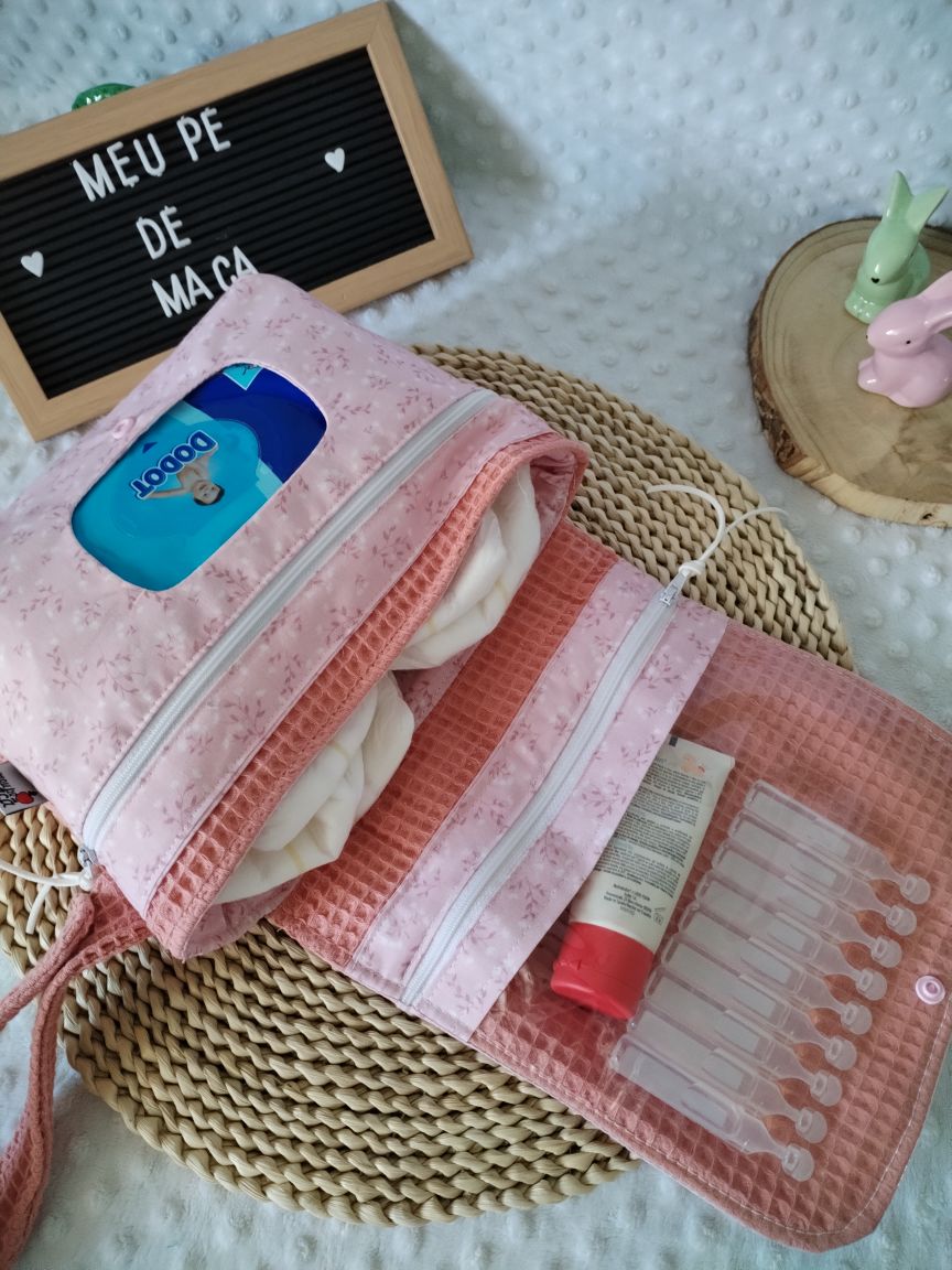 Bolsa Fraldas e Toalhitas - Floral e waffle rosa - Meu Pé de Maçã 