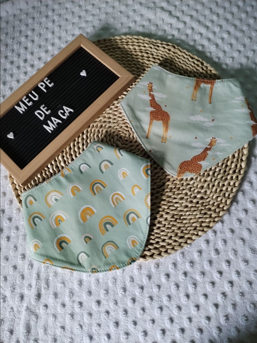 Conjunto 2 Bandanas - Girafas e Arco Íris - Meu Pé de Maçã 