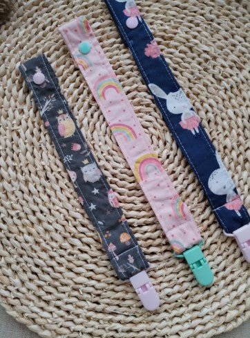 conjunto fita prende chupeta personalizada feito à mão mochinhos, arco íris e coelhinhas