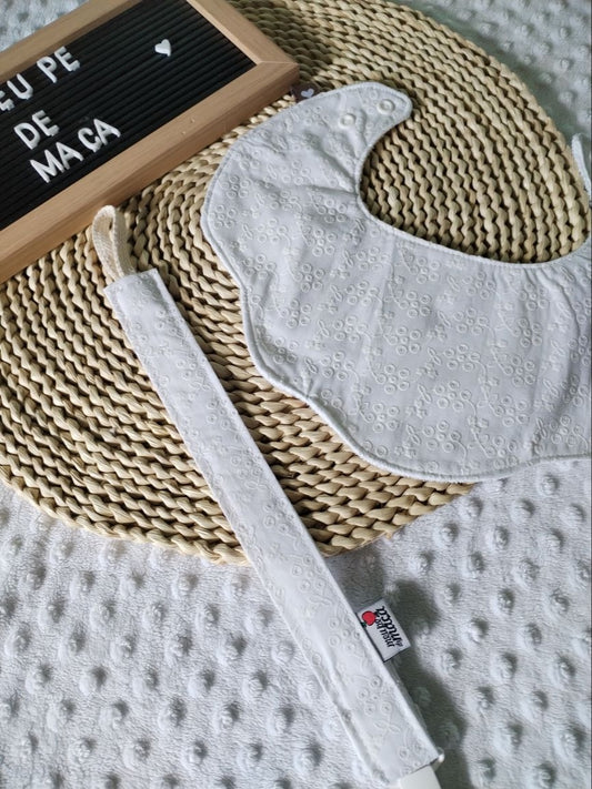 Conjunto Babete Flor e Fita da chucha - Bordado Inglês - Meu Pé de Maçã 
