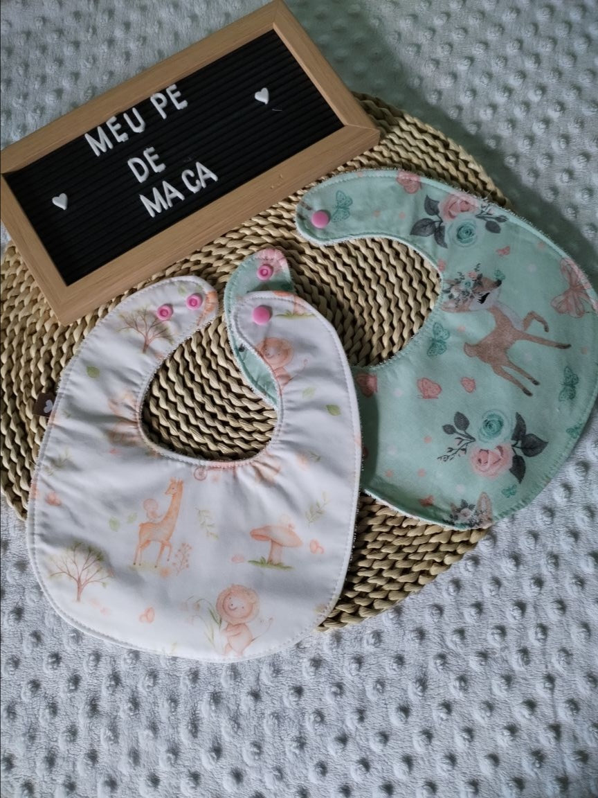 Conjunto 2 Babetes - Veados e Girafas - Meu Pé de Maçã 