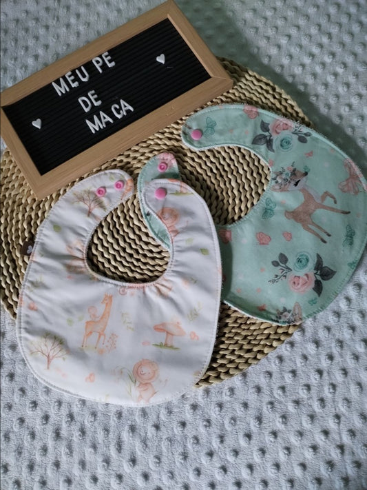 Conjunto 2 Babetes - Veados e Girafas - Meu Pé de Maçã 