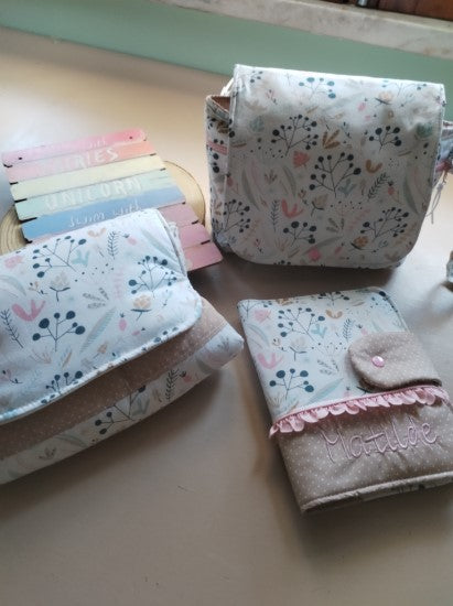 Conjunto Personalizado - Bolsa Fraldas e Toalhitas, Porta Documentos e Muda Fraldas - Meu Pé de Maçã 
