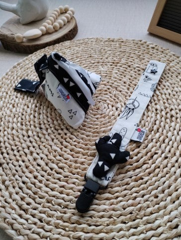 Conjunto Bolsa para a chupeta e fita da chupeta com aplicação - Tendas e Cactos - Meu Pé de Maçã 