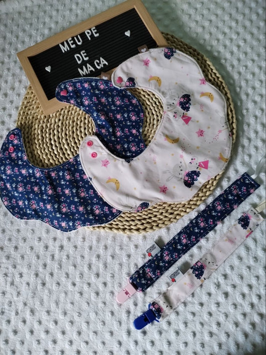 Conjunto 2 Babetes Flor e 2 Fitas Prende Chupeta - Coelhinhas Floridas - Meu Pé de Maçã 