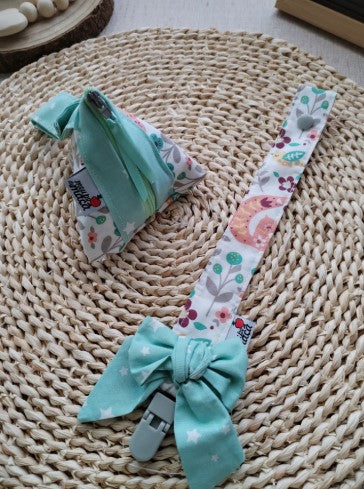 Conjunto Bolsa para chupeta e fita prende chupeta com aplicação - Floral Verde água - Meu Pé de Maçã 