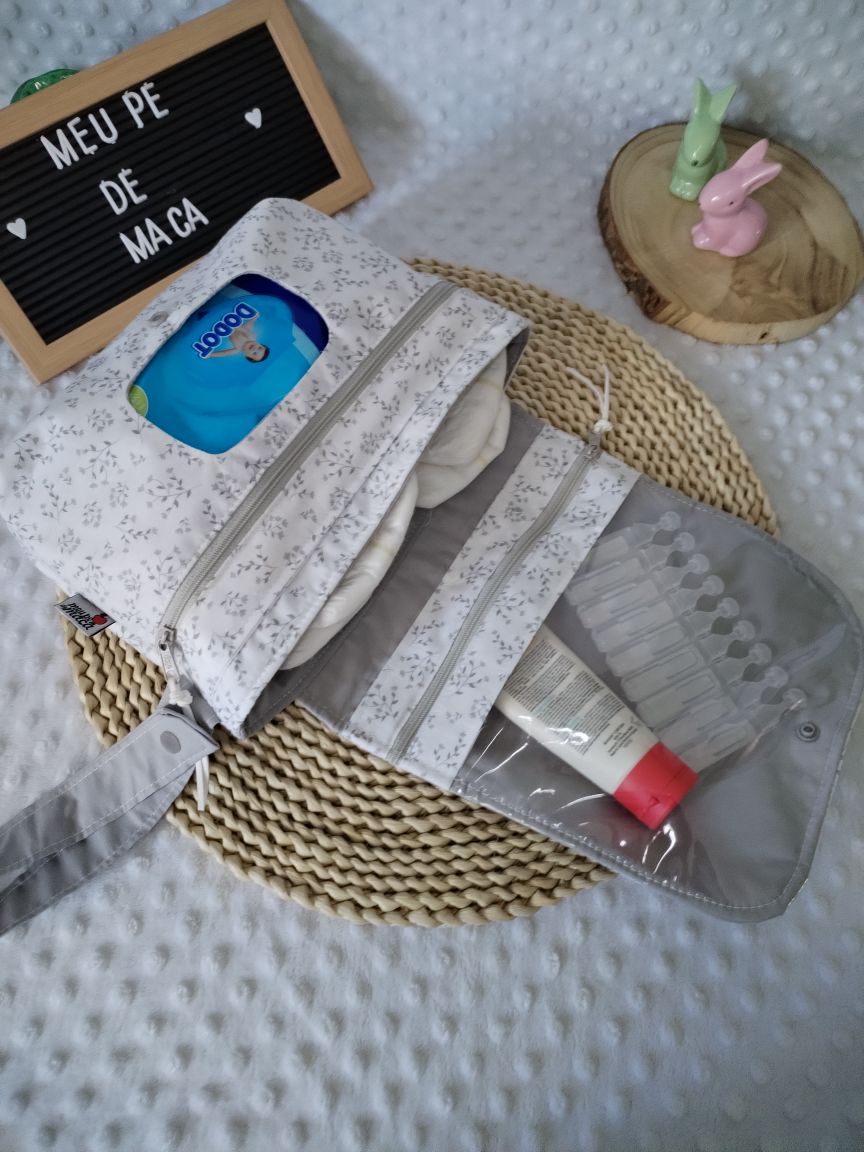 Bolsa para Fraldas e Toalhitas - Floral Cinza - Meu Pé de Maçã 