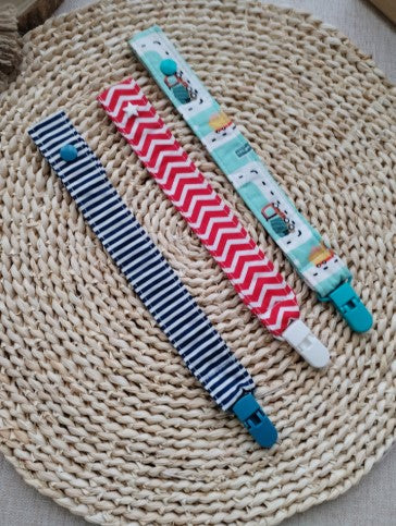 conjunto fita prende chupeta personalizada azul, vermelha e carros, feito à mão
