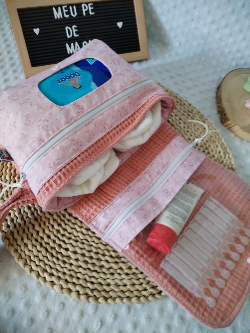 Bolsa Fraldas e Toalhitas - Floral e waffle rosa - Meu Pé de Maçã 