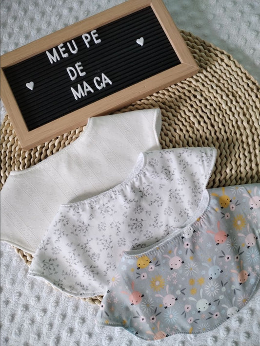 Conjunto 3 Babetes Flor - Floral Branco e Cinza - Meu Pé de Maçã 