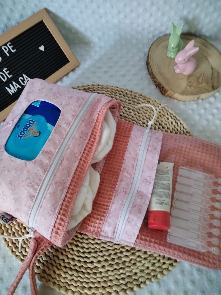 Bolsa Fraldas e Toalhitas - Floral e waffle rosa - Meu Pé de Maçã 